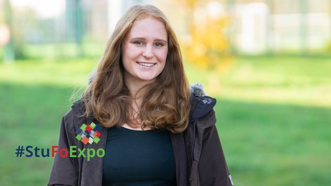 Portrait vor dem Gebäuder ABS