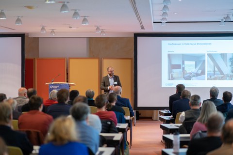 Redner vor Zuhörern im Saal