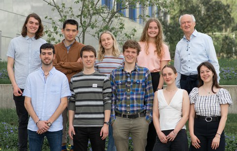 Gruppenbild vor dem Haus 116 auf der August-Bebel-Straße