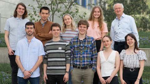 Gruppenbild vor dem Haus 116 auf der August-Bebel-Straße