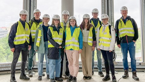 Gruppenbild der Teilnehmer auf der Baustelle