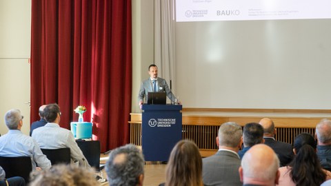 Prof. Dr.Michael Engelmann steht am Rednerpult