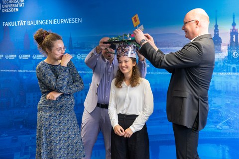 Hannah bekommt einen Doktorhut auf den Kopf
