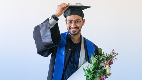 Portrait des Promovenden mit Doktorhut