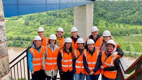 Gruppenbild der Exkursionsteilnehmer am Brückenpfeiler der Moseltalbrücke