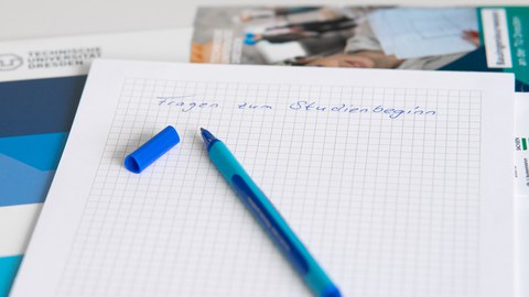 Stapel mit Studienunterlagen