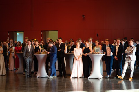 Viele Gäste stehen im großen Saal im Hygiene Museum