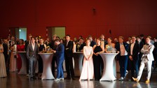 Viele Gäste stehen im großen Saal im Hygiene Museum