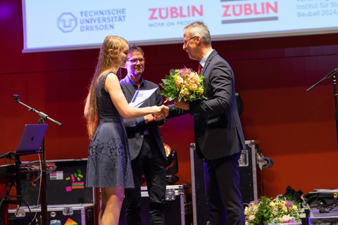 Professor Stroetmann überreicht Blumen an die Preisträger