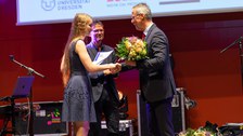 Professor Stroetmann überreicht Blumen an die Preisträger
