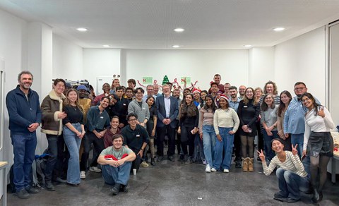 Gruppendbild aller Teilnehmer der Feier