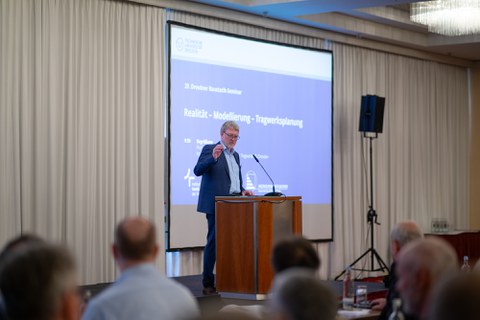 Redner steht am Rednerpult