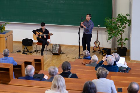 Musiker stehen vorn auf der Bühne