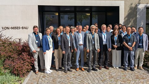 Gruppenbild der Teilnehmer vor dem Von-Mises-Bau