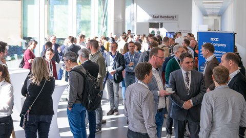 Viele Menschen vor dem großen Saal zur Pause
