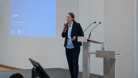 Die Dekanin auf der Bühne