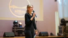 Organisatorin spricht ins Mikrofon