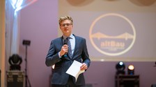 Organisator spricht ins Mikrofon