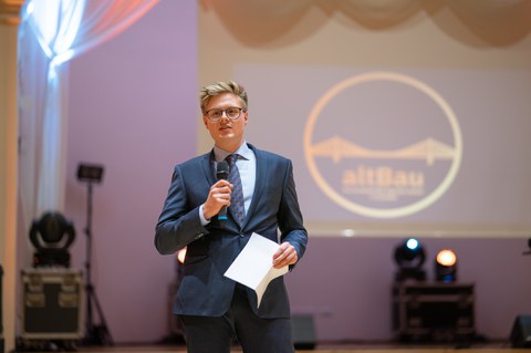 Organisator spricht ins Mikrofon