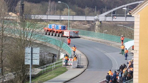Ansicht der Brücke mit Testfahrzeug