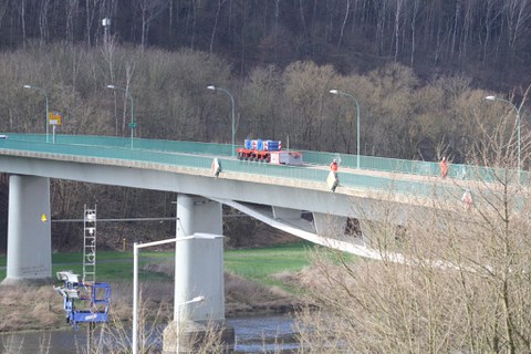 Ansicht der Brücke mit Testfahrzeug von weitem