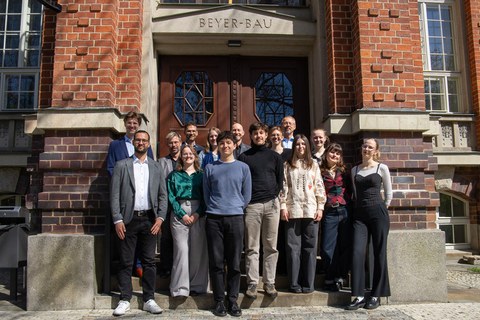 Gruppenbild vor dem Beyer-Bau