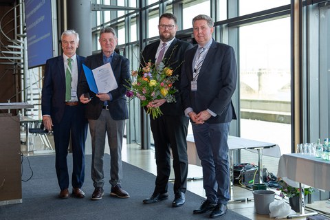 Gruppenbild mit dem Preisträger