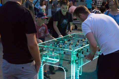 glaeserner Kickertisch