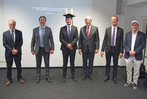 Promotionskomission und Promovend bei der feierlichen Verkündung des Ergebnisses