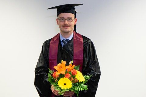 Enrico Wölfel mit Blumen