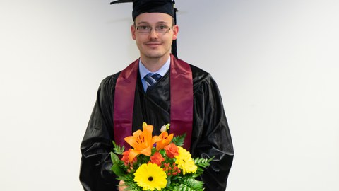 Enrico Wölfel mit Blumen