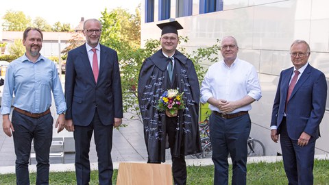 Die Mitglieder der Promotionskomission gratulieren dem  Promovenden