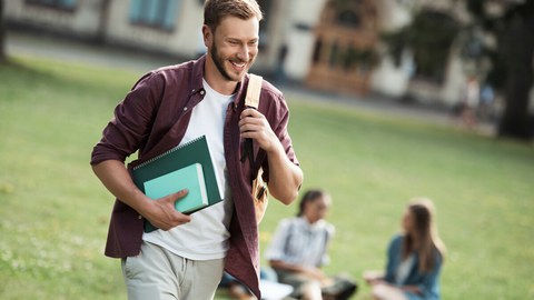 Studierender auf dem Weg zur Uni