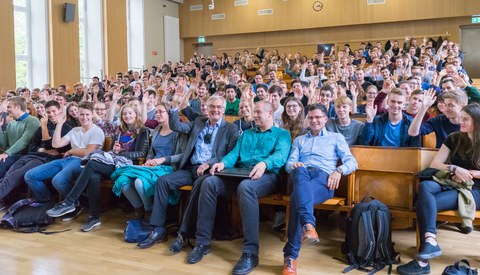 Studiendekan Prof. Stamm zwischen den neuen Studenten