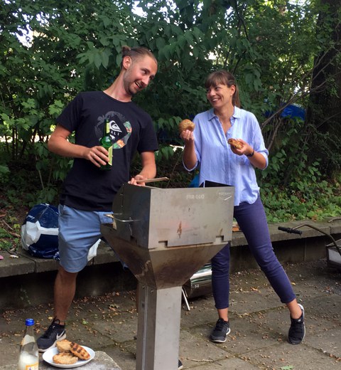 zwei Menschen am Grill
