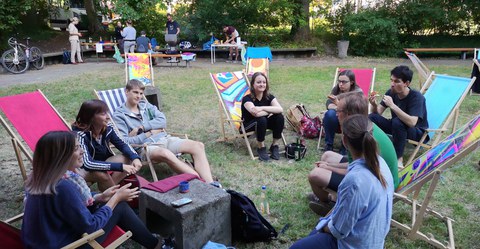 Menschen sitzen im Kreis