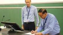 Dr. Saleemul Huq beim Unterzeichnen.