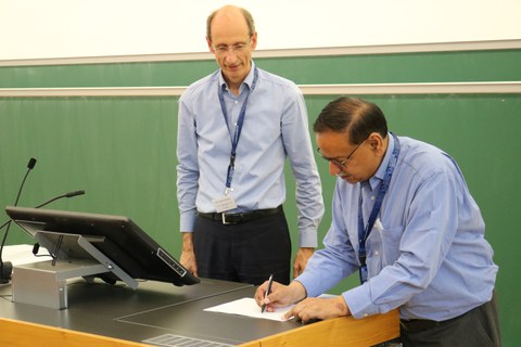 Dr. Saleemul Huq beim Unterzeichnen.