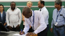 Prof. Humphrey Ngala Ndi beim Unterzeichnen.