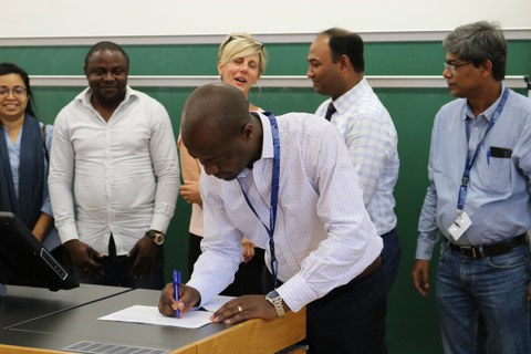 Prof. Humphrey Ngala Ndi beim Unterzeichnen.