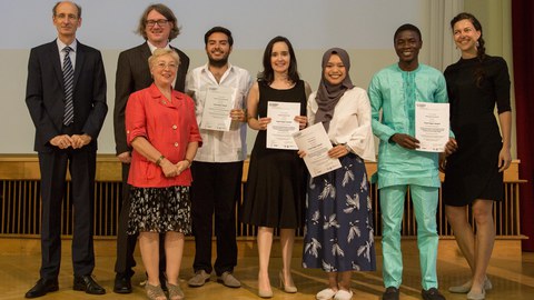 Die Preisträger des "Best final paper award" posieren mit ihren Urkunden.