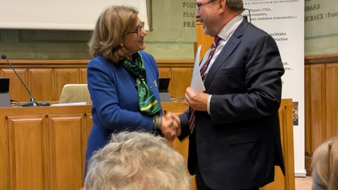 Überreichung der Ernennungsurkunde durch Prof.in Marion Guillou, Präsidentin der Académie d’Agriculture de France in Paris.