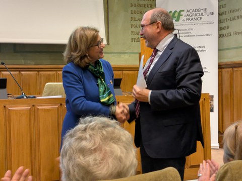 Presentation of the certificate of appointment by Prof. Marion Guillou, President of the Académie d'Agriculture de France in Paris.