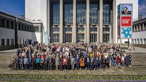 Group picture of the participants at DNC 2025 in front of the Deutsches Hygiene Museum Dresden