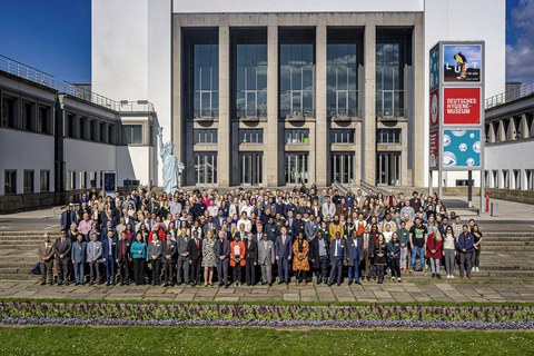 Group picture of the participants at DNC 2025 in front of the Deutsches Hygiene Museum Dresden