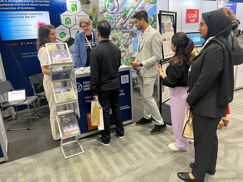 GSDC exhibition booth_TUD staff with visitors