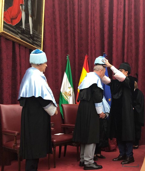 Prof. Dr. Dr. Faust Awarded honorary doctorate at the University of Seville Doctoral cap