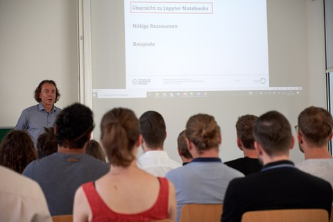 Dr. Reimann spricht vor dem Auditorium