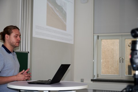 Lars Backhaus steht am Rednerpult
