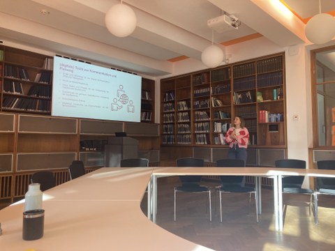 Referentin vor Bücherwand